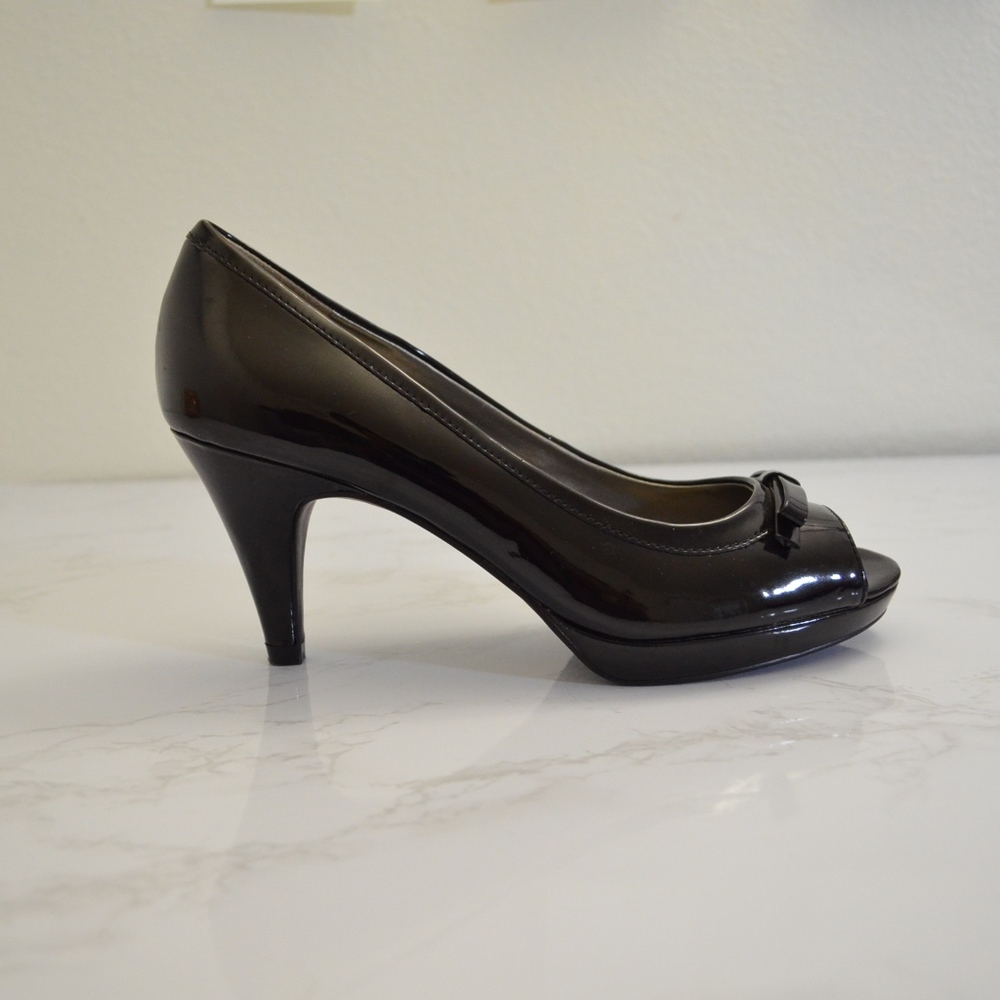 Bandolino – Black Open Toe Heels